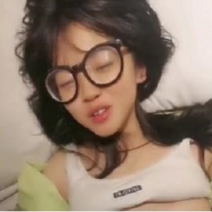 眼镜控必看！反差婊女主自拍正片短视频露脸资源，绝对让你眼前一亮！