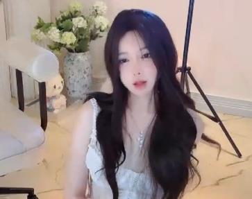 女神级自拍大片！时长1.1G，悬赏人气爆表，颜值身材堪比小姐姐，赶紧观看！