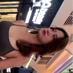 美女穿着紧身吊带裤展示完美长腿和丰满胖臀的视频分享（百度云）