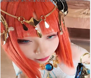 Tokar妮露COS完整版视频：用脚进入天花板，下载观看！