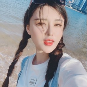 抖音美少女一只萌宠作品商业合集：黑色吊带露肩性感直播间服装造型奇怪姿势5m