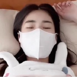 锅锅酱2V-789M自拍出品，身材精选，观看无保护爆C进入用嘴口罩