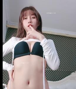 绝美一线天大长腿女神自拍视频2V3.9G总时长夹子音S气十足道具C鲍鲍水汪汪