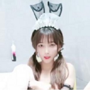 活力青春萌妹笑起来很甜