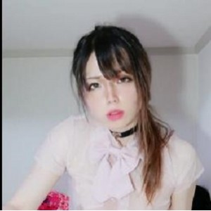 他感到震惊和不满。