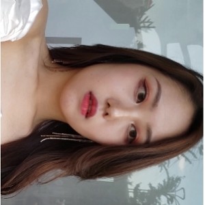 玲玲高跟包臀裙，展现迷人大长腿，时尚街拍款