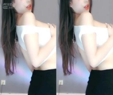 斗鱼美艳主播《苏樱》大胆行为直播回放