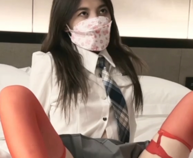 小二先生32.8g：指教靓女，增加ED2K链接，新增4K贴贴