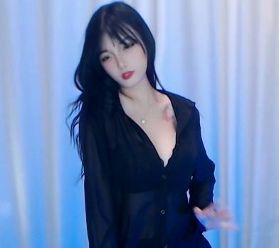 网易精选美女T衣舞视频9分钟时长，梦甜舞姿优美，L~S舞完美演绎