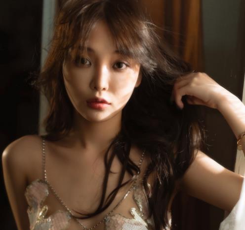 高端摄影师私拍玫瑰娅幺幺茶，唯美作品16V977M，身材漂亮特写点赞