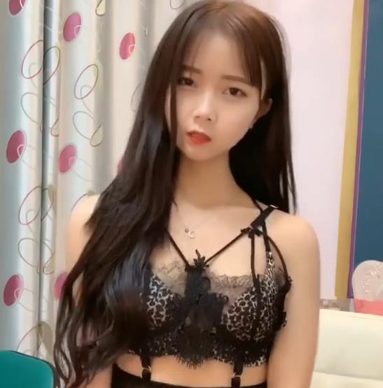 快手主播温柔苗张傲娇，长相烧身材舞蹈素资源，182V555M