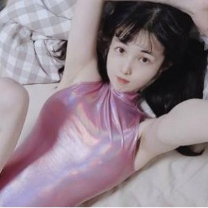 越南女菩萨xiaoE小e合集：24V6.5G视频，玩LOL玩蛋蛋喷屏幕加水收藏嫩玩具