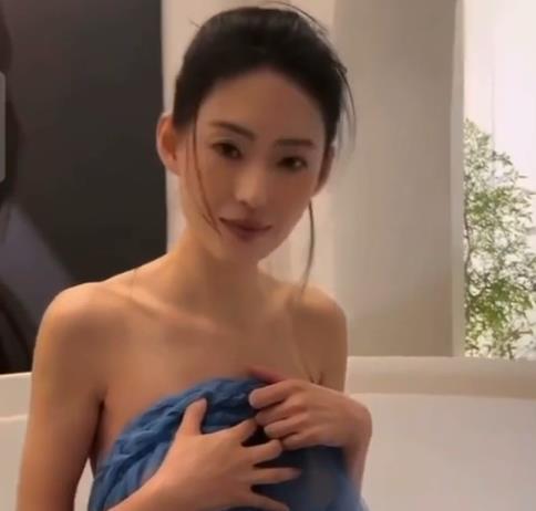 外网手口胶视频合集：湿润手指搅动弟弟嘴唇，男人无法抵抗！（1.3G，共6个视频）