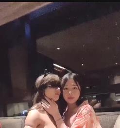 TS系列：微博网红张思妮，酒店C靓女，床上弄，卫生间后推车，释放，作者自拍，稀缺资源