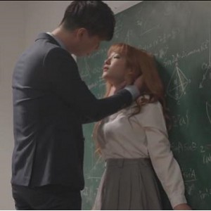 《教室战况：皇家华人传媒女主麻豆颜值大片》