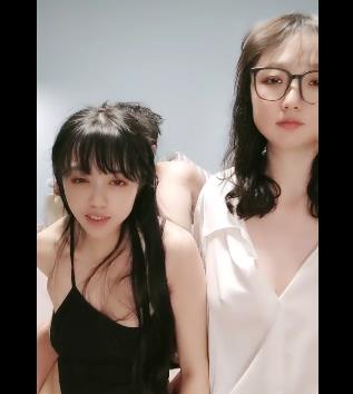 幸福眼镜哥双F少F自拍视频，25分钟精彩内容，双人抢D吹，KJ和RJ盛宴，下载观看