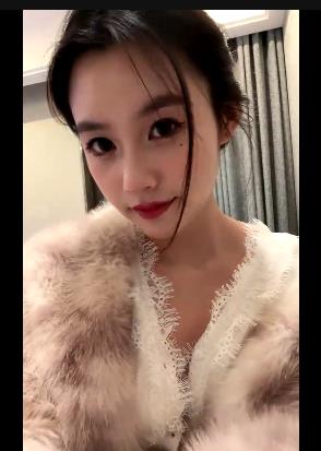 小雨儿最美女神自拍视频3小时，敷面膜惊艳粉丝，下载立享