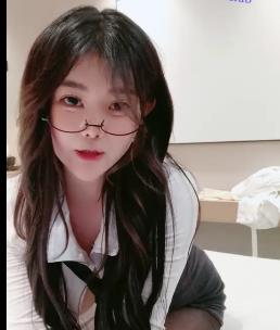 视频娃娃臉眼鏡萌妹自拍1V-1.1G，身材曲线夹子音近镜头，N子惊艳L！