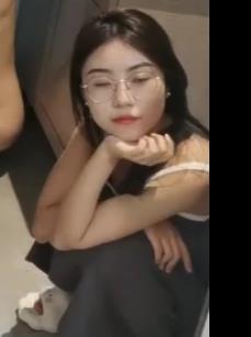 团建套房，大学四姐妹互动自拍，眼镜妹雨露均沾观看