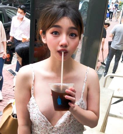 伊理文145V-6.4G自拍视频集合，大胆拍摄地铁大巴大街景区游乐场等场所，香港推特热门推荐，豆姐韩士博推荐下载观看