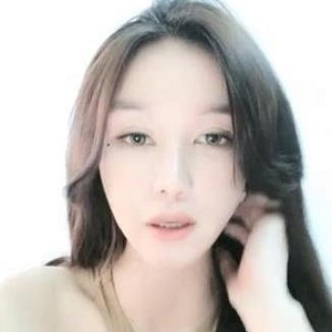 台湾主播BloodMoon：清纯已婚少女，1.5G视频，需求强烈