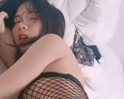 私拍小姐姐黑丝网袜水嫩镜娘1G资源冲