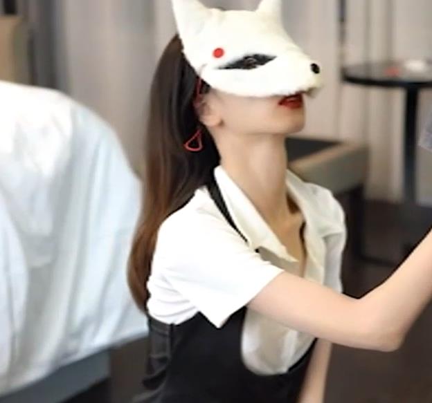 软软学姐私拍作品展示：纤细苗条身材，漏脸遗憾