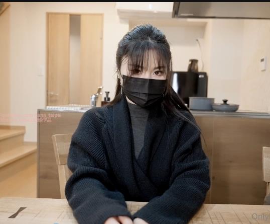 娜娜nana最新作品：继母与儿子身体保守秘密，作者自拍，时长1V-1.9G，口罩剧情片，身材火爆