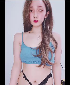 高颜值S妇内衣秀，气质御姐自拍互动