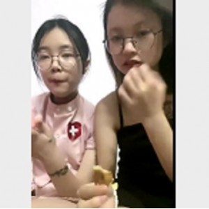 00后女孩直播自拍：真挚闺蜜情谊