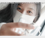 Nina自拍34分钟视频，主题多样女主换人，R房确认，小伙伴下载观看