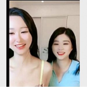 双F高颜姐妹花：绑手拉丝丝袜，黑鲍L露脸开心笑