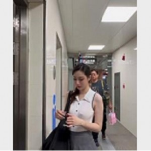 刘亦菲自拍透视装地铁视频1V-1.4G，时长19分，父亲惊喜下载观看