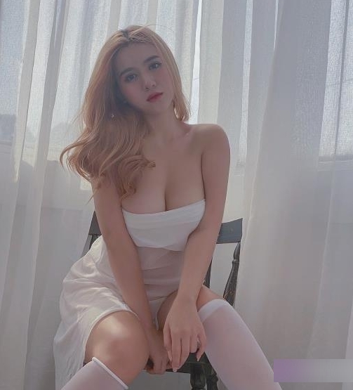 onlyfans欧美风网红（chutiami_vn）搭配抹熊白裙，大方展示极品身材
