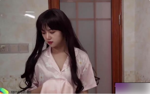 果冻传媒出品：领导花容月貌的老婆与男员工的地下恋【528MB】