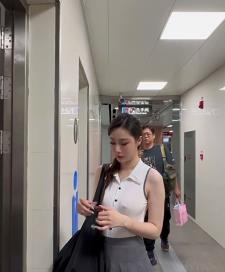 小逗逗地铁自拍1V-1.4G时长19分网络资源透视装清楚拍摄场景下载观看