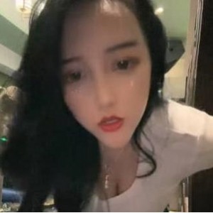 烈焰红唇S御姐主播KTV直播PA玩身材颜值摸摸玩玩，打粑粑视频火爆推荐！