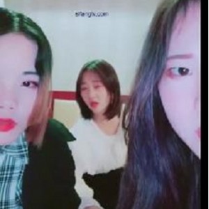 00后姐妹花手机拍摄自拍视频，画面小但场面感觉真开放