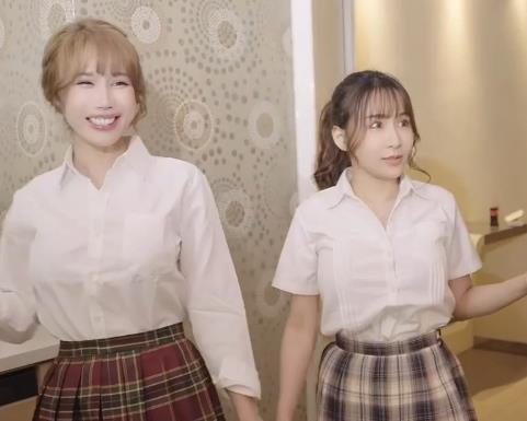 1988年自拍视频：辛尤里和闺蜜骑摇晃木马