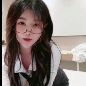 超级S眼镜萌妹自拍视频，1小时1分1秒曲线完美近镜头N子L，下载观看！