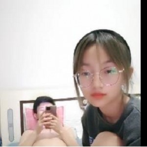 年轻小情侣自拍打桩黑丝娇小身材视频，时长48分钟