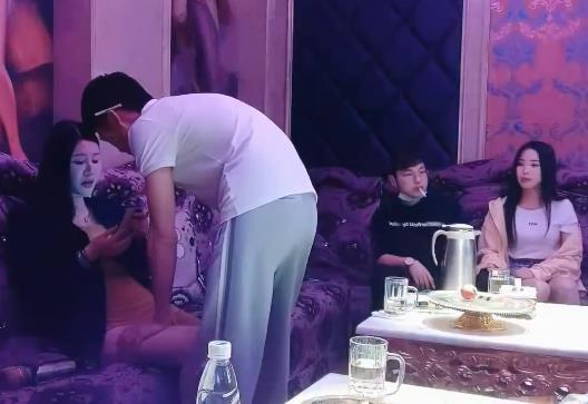 国内暗黑KTV牛B作者自拍32分钟视频，瘦子打招呼常客人气爆棚