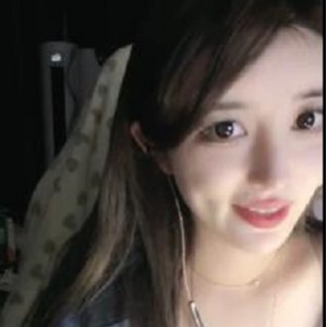 女神绵绵熊自拍视频1V-1.3G，完美车灯身材引爆人气