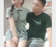 猥琐大叔偷偷换装，小姐姐无法察觉，1V2G视频揭秘