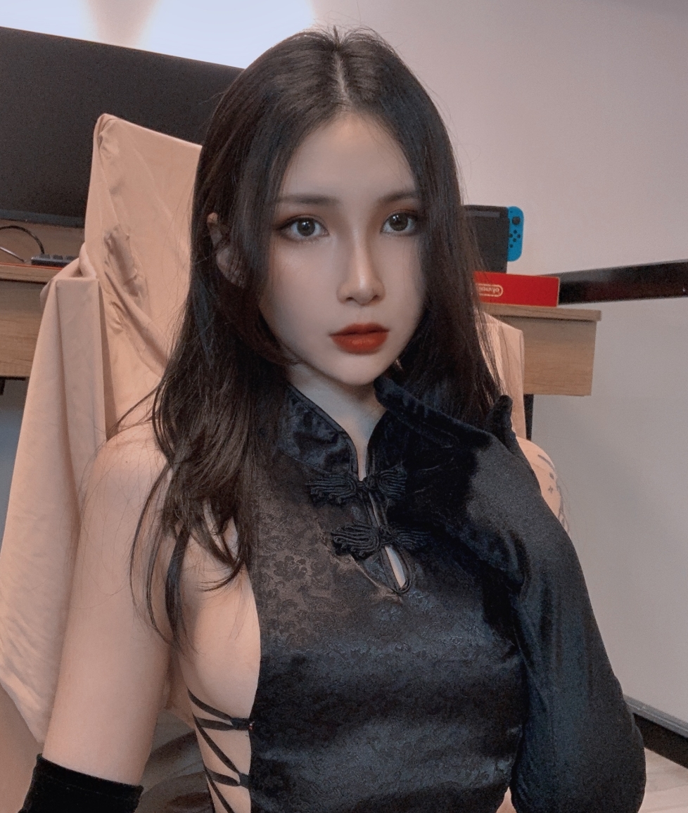 vams子推特散图合集：黑色旗袍、兔女郎自拍、蛇皮泳装、酒吞童子等，总共10系列，共计约5GB