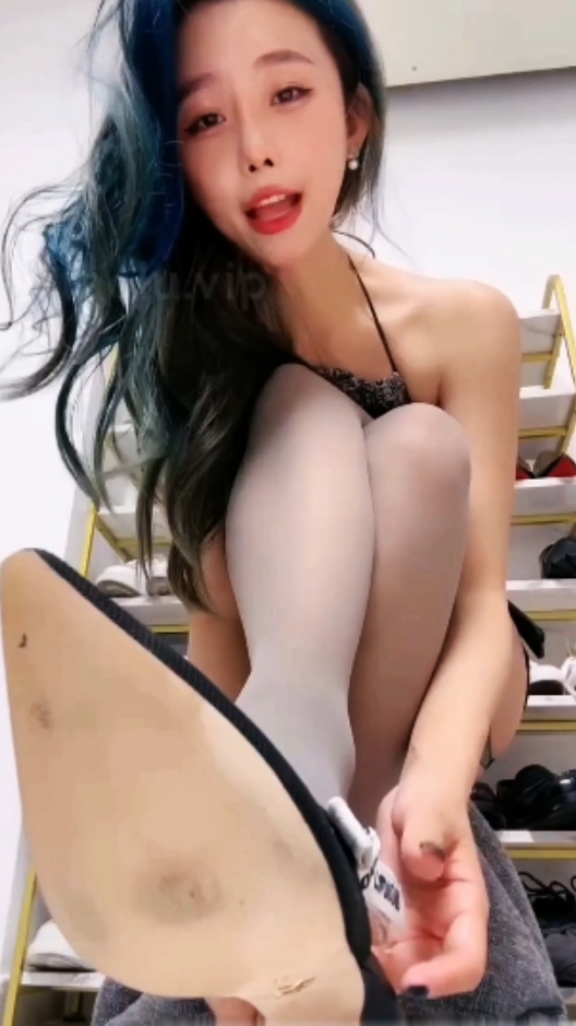 丝袜高跟挑战：勇敢男子的指令之路