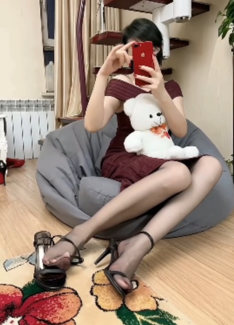 丝袜高跟挑战：勇敢男子的指令之路