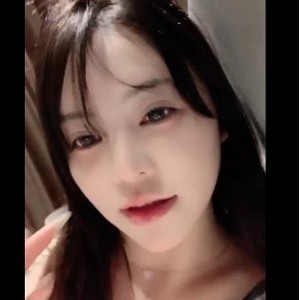 “顶级绿播女神-人间白月光，车灯福利姬R妻，视频时长五小时，内容丰富好玩，车衣车灯弄鲍，堪称绝味！”