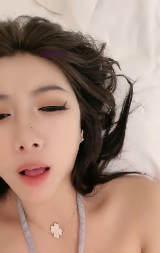 顶级颜值女模小草莓：翘臀神秘处视频1v+2.85g