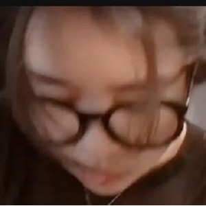 清纯眼镜妹自拍视频大放送，黑丝诱惑露脸身材完美，勇敢下水道探险，快来观看吧！